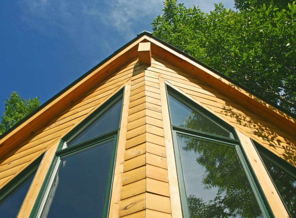 Façaded'une maison en bois avec baies vitrées.