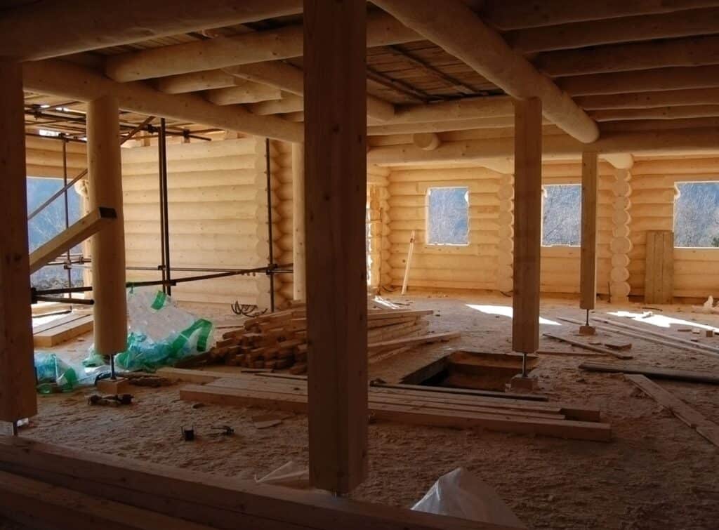 Intérieur d'un chalet en construction.