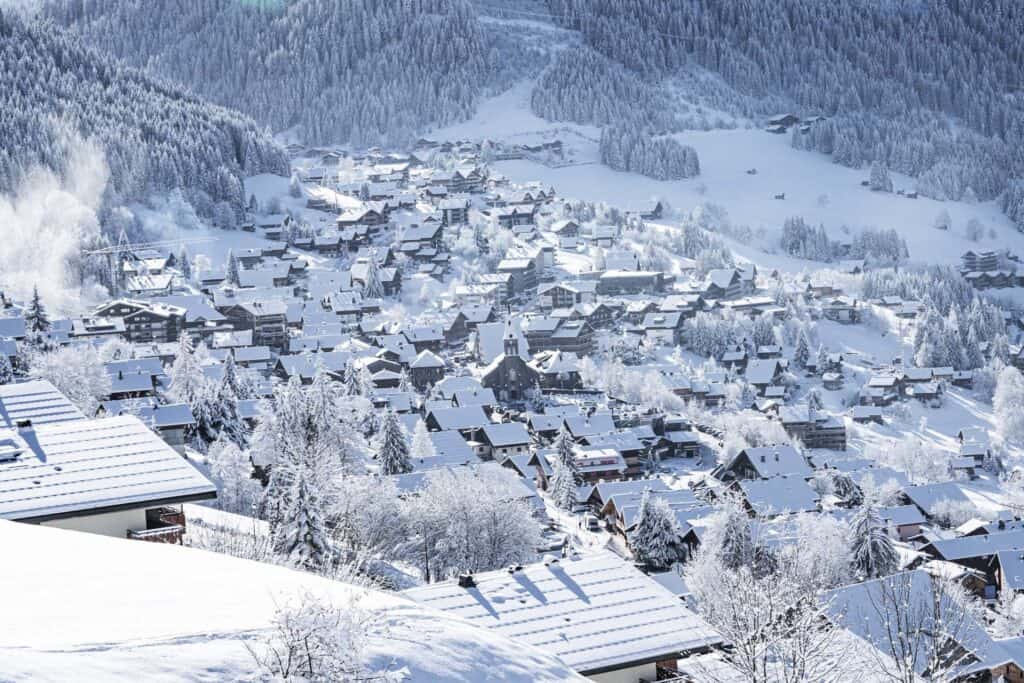 Vue d'oiseau du village de Châtel, entièrement recouvert de neige.