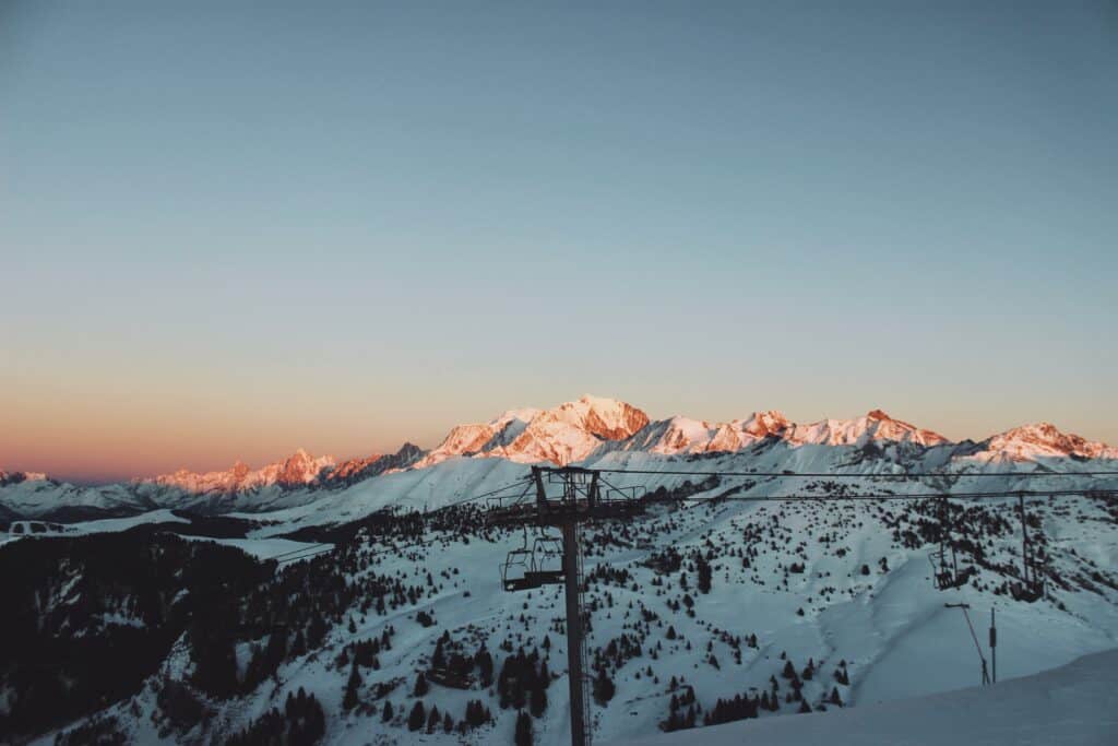 Vue des montagnes de Praz-sur-Arly en hiver, avec le télésiège.