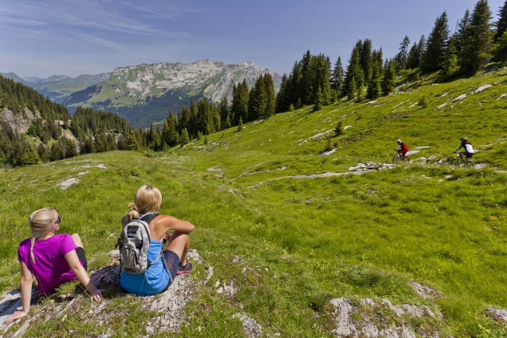 Au printemps, les Alpes sont quadrillées de chemins de VTT et de sentiers de randonnée.