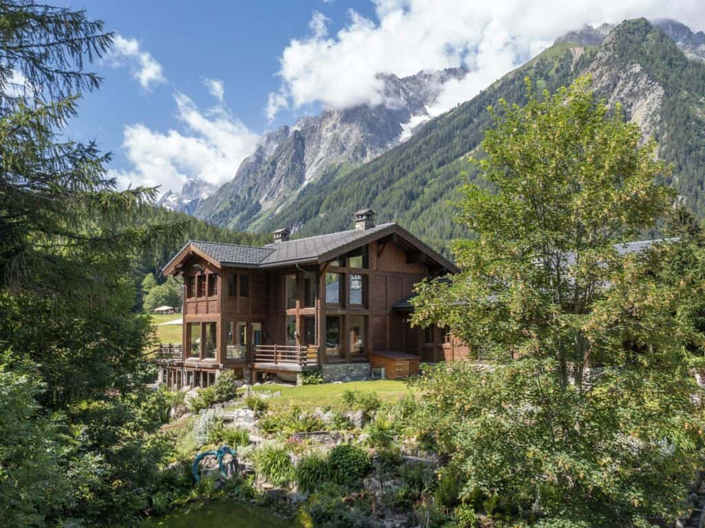 Chalet Cinq Moutons dans un écrin de nature sous le ciel d'été.