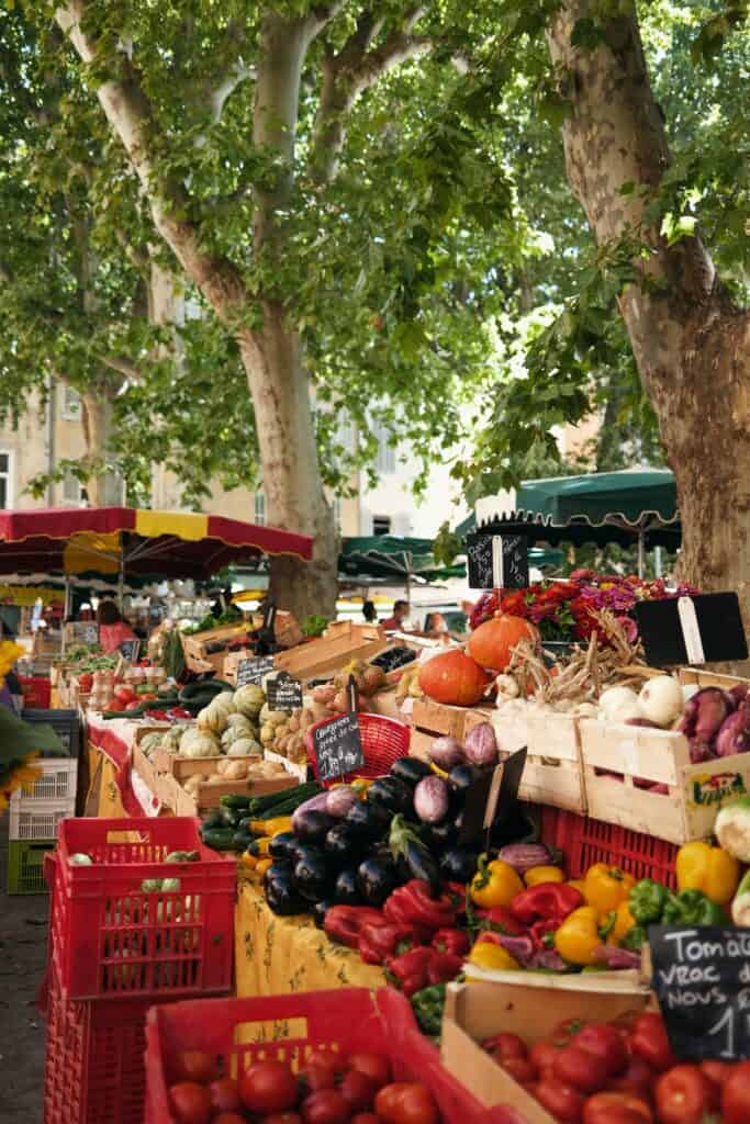 Fruits et légumes en étalage dans un marché de producteurs.