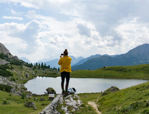 Femme devant un lac d'altitude.