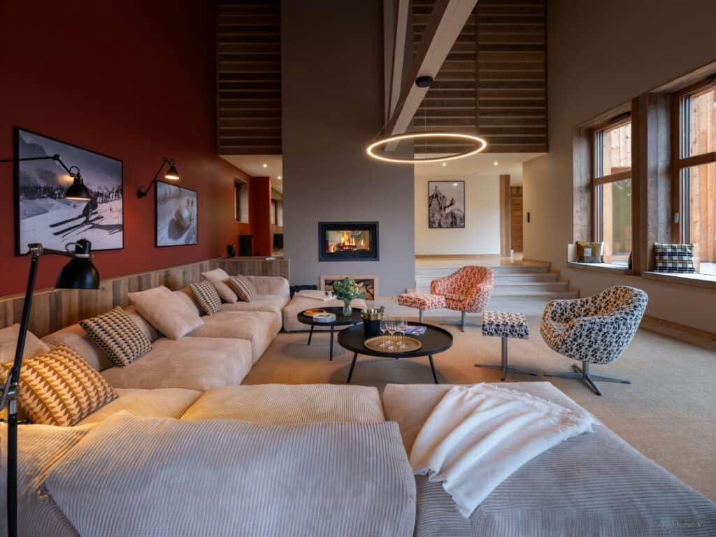 Salon de chalet confortable avec cheminée allumée.