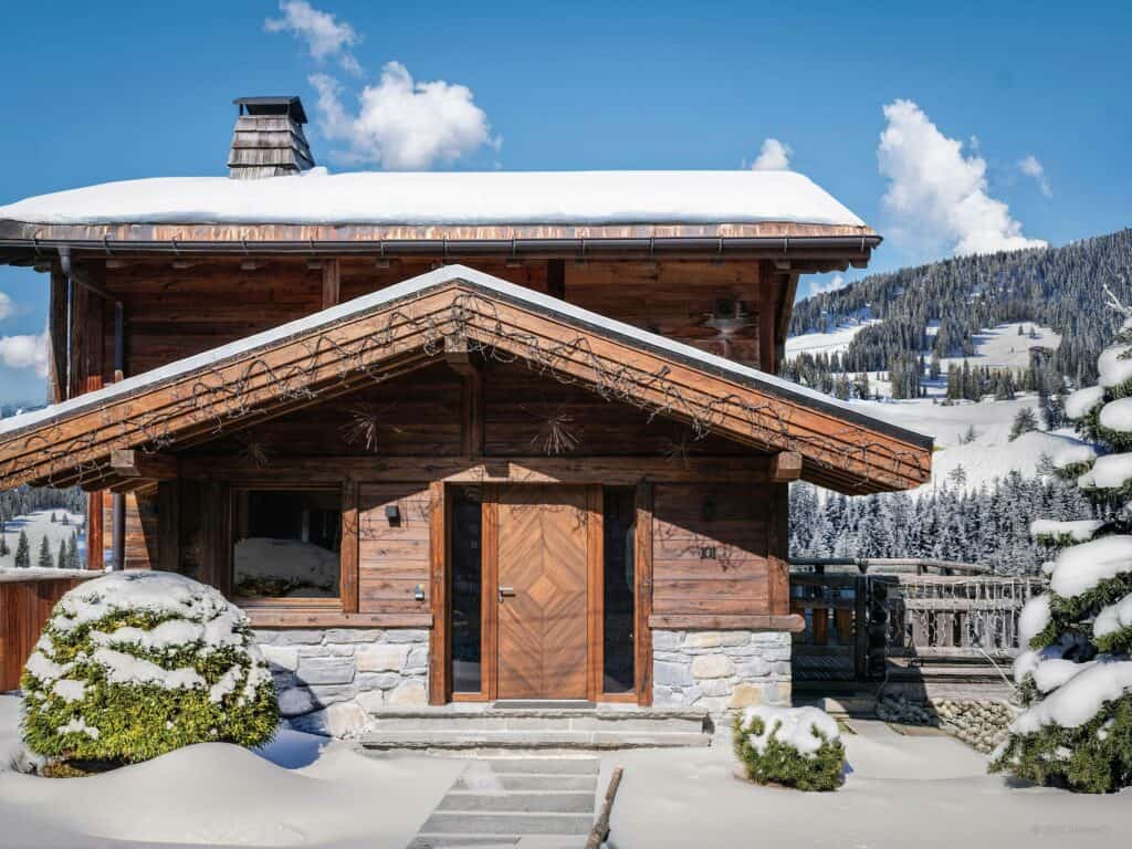 Extérieur de chalet enneigé.