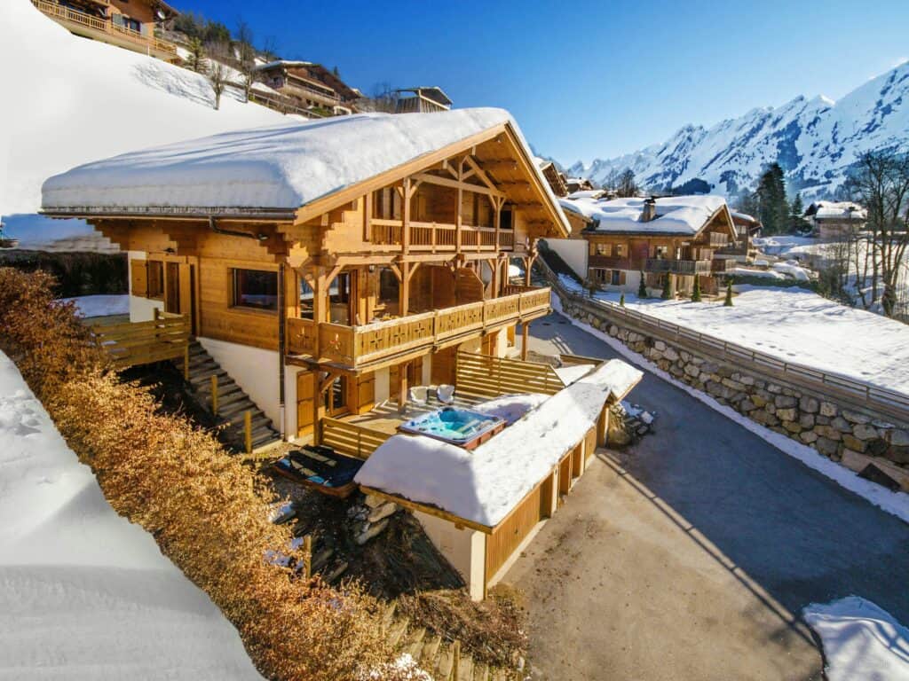 Extérieur de chalet enneigé.