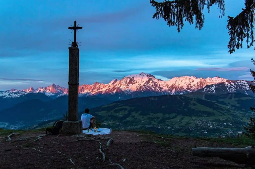 Vue sur les montagnes depuis la Croix des Salles au coucher de soleil.