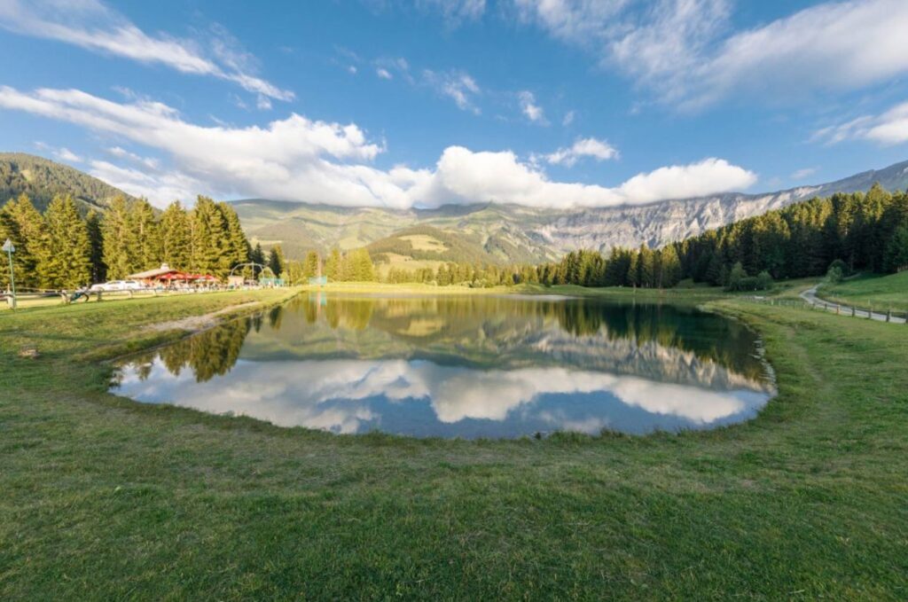 Le lac de Javen, lieu populaire de randonnée près de Megève.