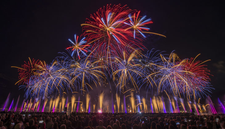 Feux d'artifice dans le ciel lors de la fête du lac d'Annecy.